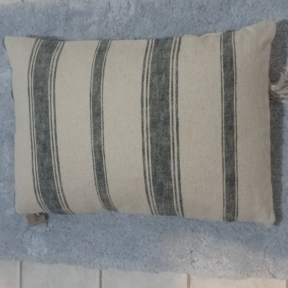 Decorative pillow 24 x 16 - Picture 3 of 3